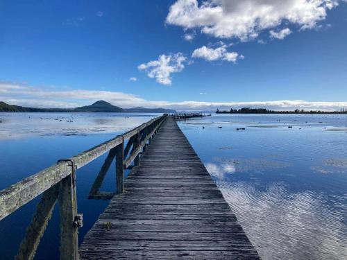 Tokaanu Casa | Kiwi cabin with geothermal pool by lake Taupo