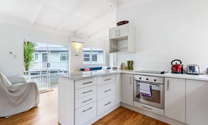 Red Beach Casa | Kiwi to its Core, Bach Perfect | WiFi | Netflix