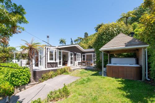 Lake Tarawera Casa | Kiwiana Bach - Lake Tarawera Holiday Home