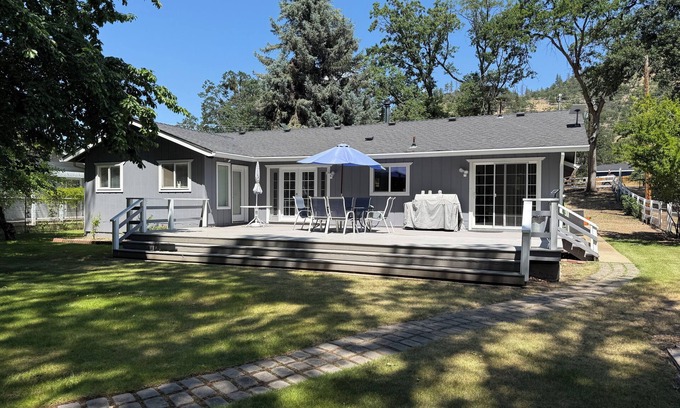 Montague Casa | Rafting Paradise! Klamath River-front Retreat in Breathtaking Copco Valley