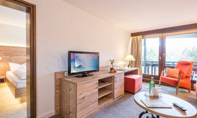 Schluchsee Apartamento | Suite clásica junto al bosque con cama doble, sala de estar independiente y terraza o balcón.