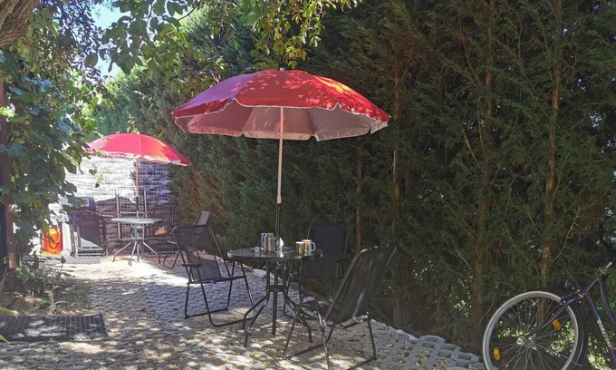 Hueckelhoven Apartamento | Klimatisierte Nichtraucherzimmern mit Terrasse, Tische mit Stüllen und Grill