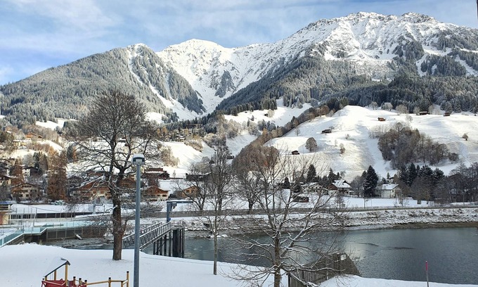 Klosters-Serneus Apartamento | Klosters Chalet. A classic & cosy centrally located apartment in sunny Klosters