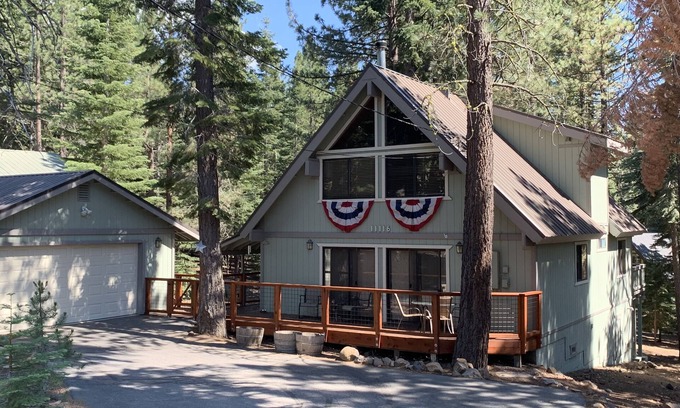 Truckee Cabina | Knotty Pine Family Cabin (Tahoe Donner) - Dogs Welcome!!!