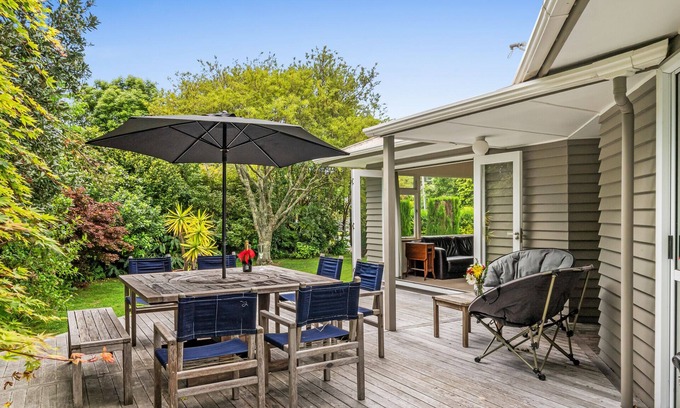 Waikanae Casa | Kohekohe Garden Cottage - Waikanae Holiday Home