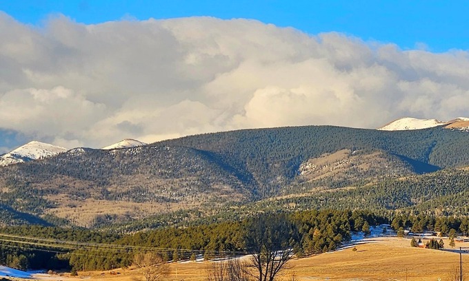 Eagle Nest Casa | Kokopelli Lodge nestled in the Sangre de Cristo Mtns...Ski/Hike/Fish/Hunt