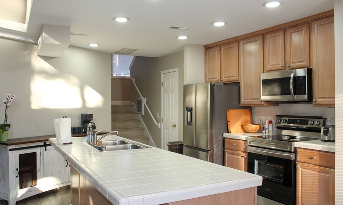 Wilmington Casa | Konas Loft - Modern Two Bedroom with spacious backyard