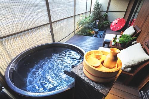 Dotonbori Casa | KONJAKUSO Osaka Dotonbori "SHOSHI" "GŌYAKUYA"SPA Stay