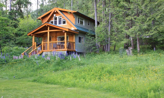 Crawford Bay Cabina | Kootenay Lake Forest Cabin in Crawford Bay, close to public sandy beach.