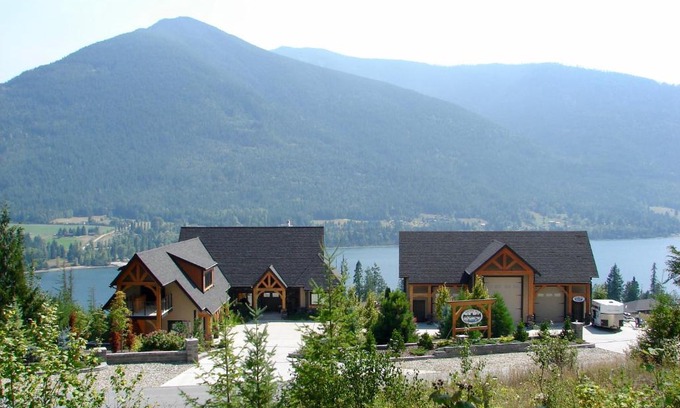 Balfour Casa | Kootenay Wild Guest Suites