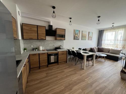 Klodzko Miasto Apartamento | Kotlina Kłodzka - Apartament na wyłączność na Letniej , 63 m , 2 sypialnie , salon z aneksem kuchennym , balkon , podziemny garaż FREE