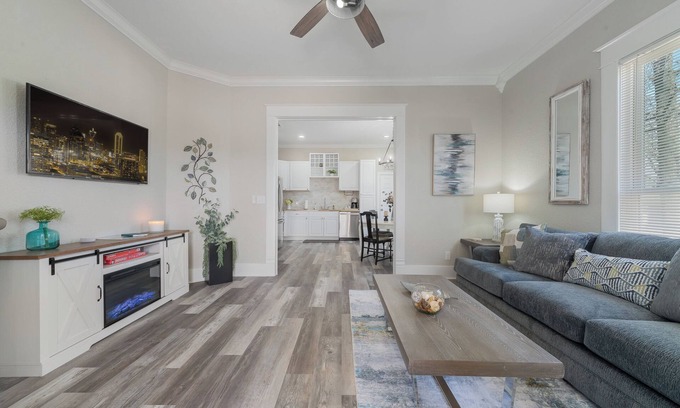 Denison Casa | "KOZY KOTTAGE" Near Downtown! 2025 Remodel, Sleeps 8 Comfortably, HVAC & More!