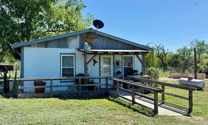 Round Mountain Casa | Kozy Quiet Private Cottage