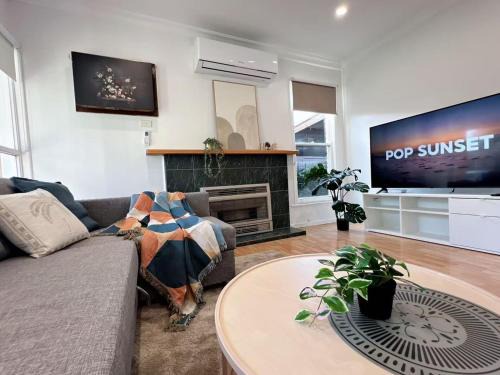 Maidstone Casa | KozyGuru | 3BR Close to Vic Uni & Footscray Hosp
