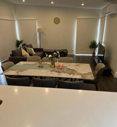 Greenvale Apartamento | KozyGuru Greenvale 5 Bedroom Holiday Home