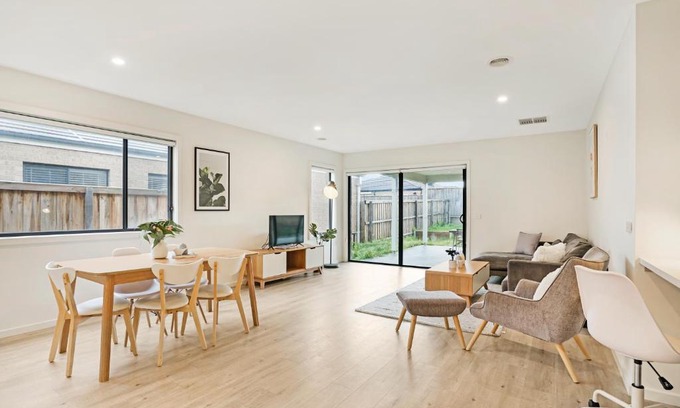 Greenvale Casa | KOZYGURU Greenvale VIC Roomy Charming 7 Bed House + Free Parking VGR021