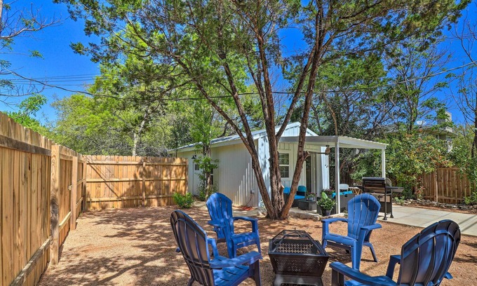 Hudson Bend Cabaña | 'Krow's Nest' - Sunny Cottage w/ Lake Access!