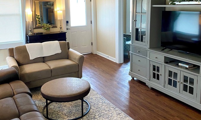 Ozark Casa | Kudzu Cottage: Downtown Ozark. Cozy 2BR Walk to Restaurants, Shops & Nightlife