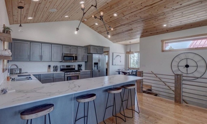 Lead Chalet De Esquí | KUSSY CHALET AT TERRY PEAK by RedAwning