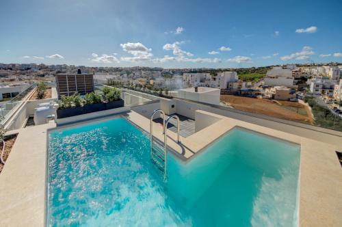 Tal-Ghoqod Apartamento | Kuya -Private 2BR Penthouse with Pool & Sunbeds By JL