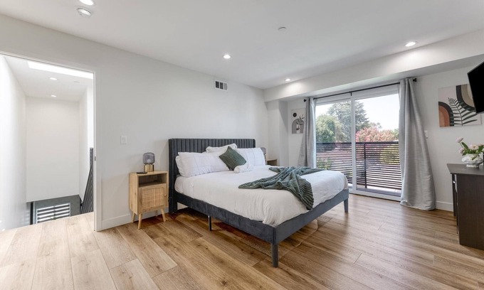 Sherman Oaks Casa | L.A Haven Georgous Townhome Garage Park