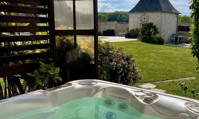 Saint-Come-de-Fresne Apartamento | L'Agapanthe, with pool access and jacuzzi