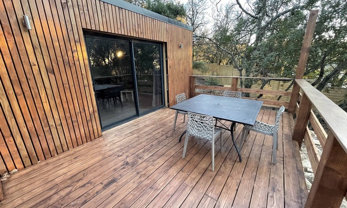 Uchaux Cabaña | L'Échapée belle is a wooden frame cottage in the heart of the forest.