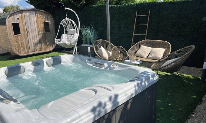 Saint-Symphorien-de-Lay Casa | L'Écrin de Détente - A 100% private haven of peace with jacuzzi, sauna and swimming pool