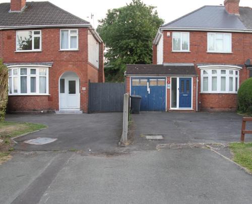 Bilston Casa | L & J Escapes - 8 Bedrooms suitable for Contractors and Families- Private parking available for 6 vehicles