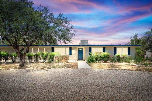 Sierra Vista Casa | l NEW l 5BR 3BTH Large and Modern Home l Central LOC l 1 ACRE lot