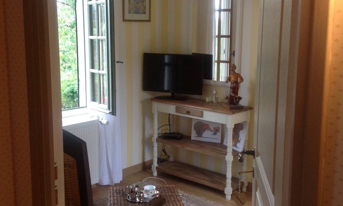 Bonneville-la-Louvet Casa | L'ORCHARD - double room - living room - TV - DDP included