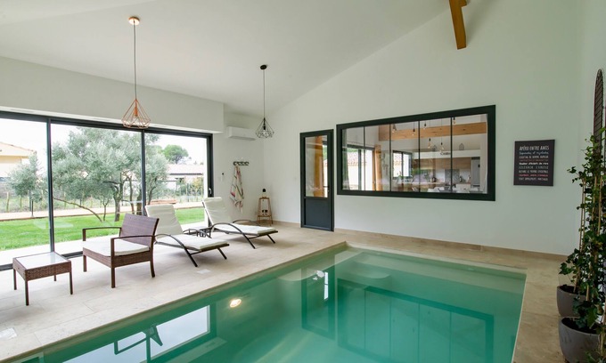 Piolenc Casa | L Oulivastre: Villa con piscina cubierta.