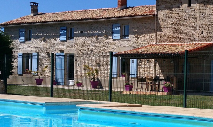 Melleran Casa | La Ballerie Farmhouse & Cottage. Piscina climatizada y granero de juegos en jardín amurallado.