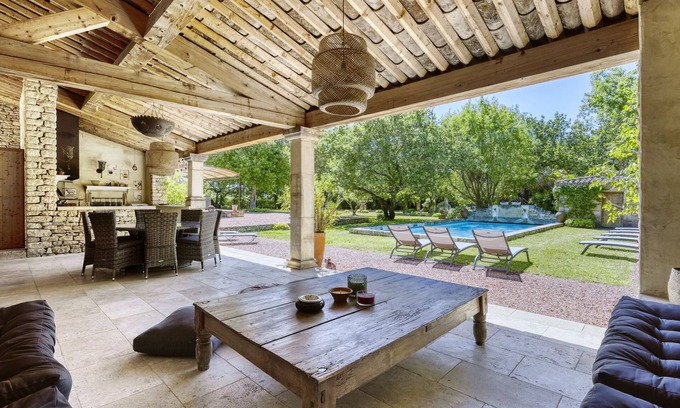 Gordes Otro | La Bastide des Acantins in Gordes with hotel service