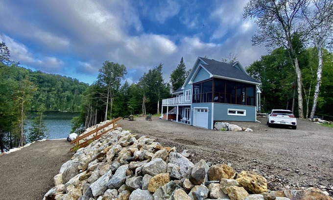 Ferme-Neuve Chalet De Esquí | La Belle Bleue sur le Lac, 4 bedrooms, 2 bathrooms, Spa, indoor and outdoor fireplaces