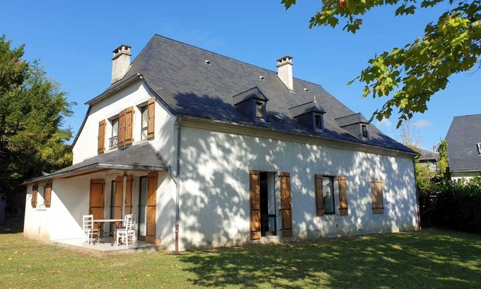 Lourdes Casa | La Bergerie: spacious house with large garden, view of the Pyrenees (wifi)