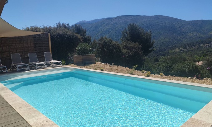 Mollans-sur-Ouveze Casa | Comfort and exceptional views of Mont Ventoux (sleeps 10)