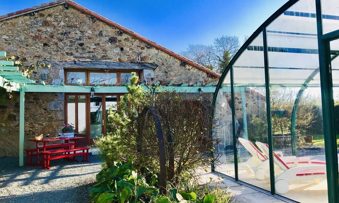 La Chapelle-Saint-Etienne Casa | Establo convertido, piscina climatizada durante todo el año, wifi gratuito, entorno rural y cerca de todo