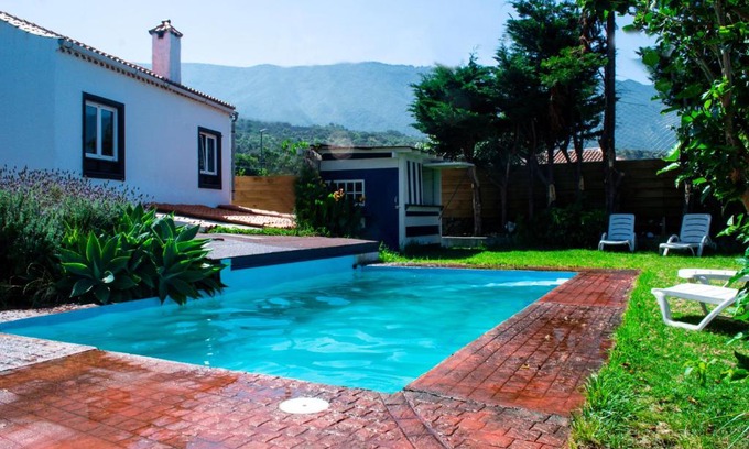 Brena Baja Casa | La Bodega casa rural con piscina y jardines
