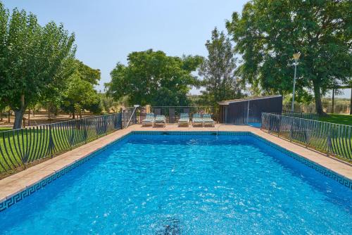 La Carlota Casa | La Cabaña piscina y jardín