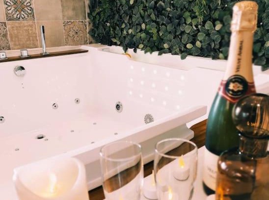 Saint-Jean-d'Angely Casa | La Cabana Agréable logement avec Jacuzzi/Balnéo