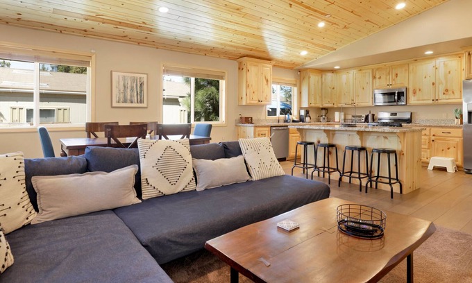 Woodlands Chalet De Esquí | La Cabana Villareal- Cozy Bear City Modern Chalet Home