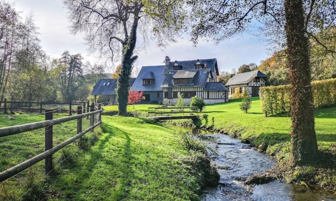 Triqueville Casa | La Campagne Normande Chic Avec Rivière et Tennis