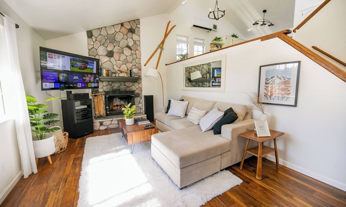 Crestline Casa | La Casa Alta/ Cozy mountain cabin with HOT TUB