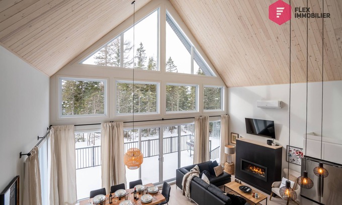 Shannon Chalet De Esquí | La Casa de Campo | Luxury, Comfort & Private hot tub near Quebec