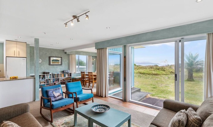 Waikanae Casa | La Casa de la Playa - Waikanae Beachfront Holiday Home