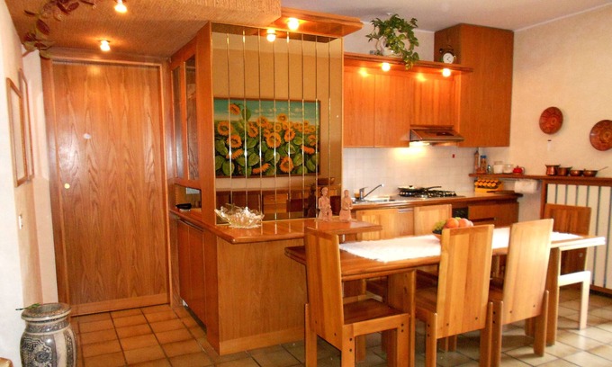 Desenzano del Garda Apartamento | La Casa di Gio '- Apartamento montañoso con vista al lago, con piscina.