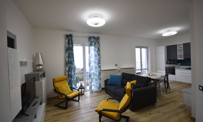 Colle Brianza Apartamento | La Casa Gialla - Girasole Appartamento Luminoso e Moderno