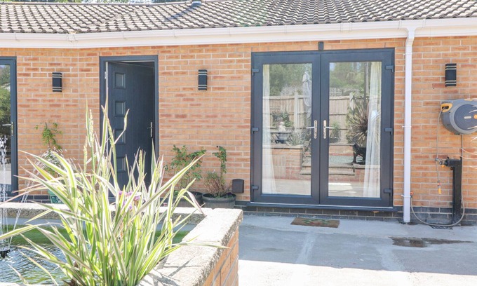 Arnold Cabaña | LA CASA LIPA, with a garden in Nottingham
