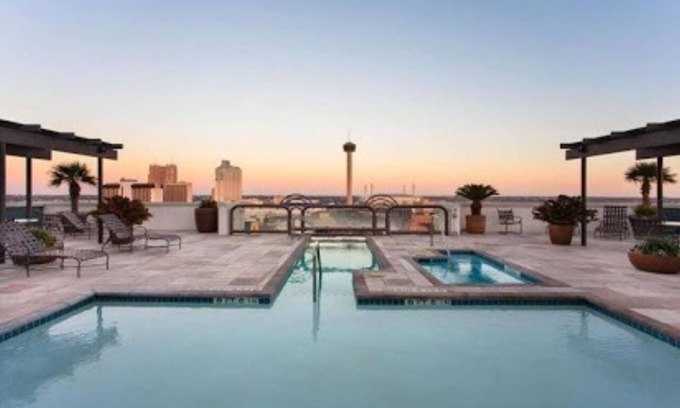 Main - Military Plaza Casa | La Cascada Close to the River Walk